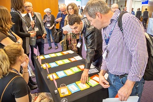 Bezoekers kiezen workshops op Atlas Werkconferentie 2018 voor tafel met workshopkaartjes