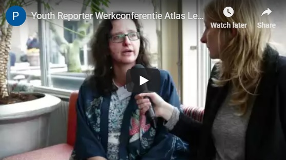 Atlas werkconferentie Jeugdreporter interviewt iemand op Atlas Werkconferentie