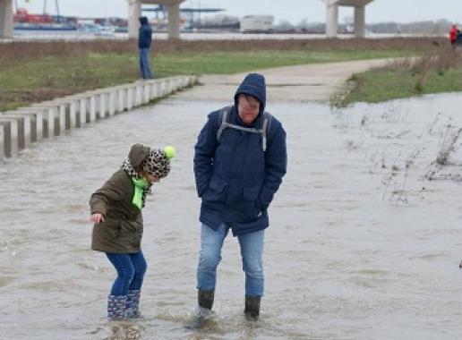 Vader en kind in overstroomd gebied