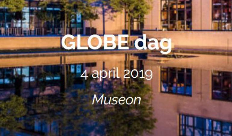 GLOBE dag Gebouw met water waar de letters GLOBE dag op staan met de datum 4 april 2019 en de locatie Museon