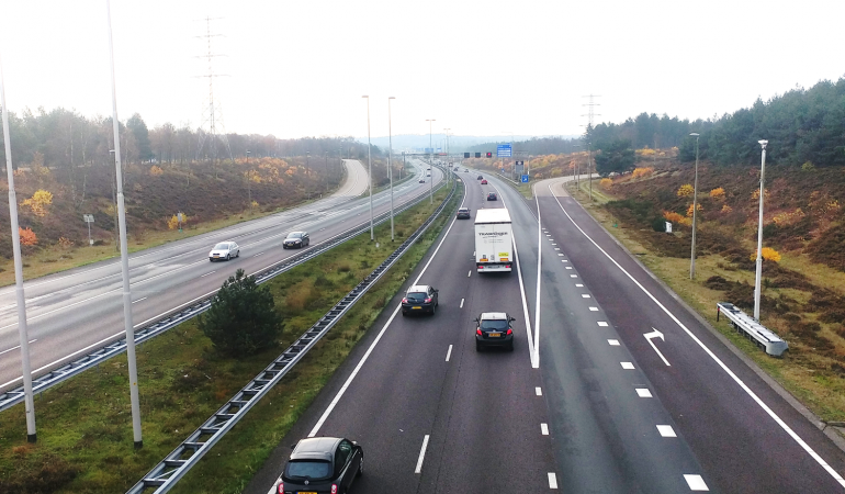 Auto's rijdend op de snelweg A50