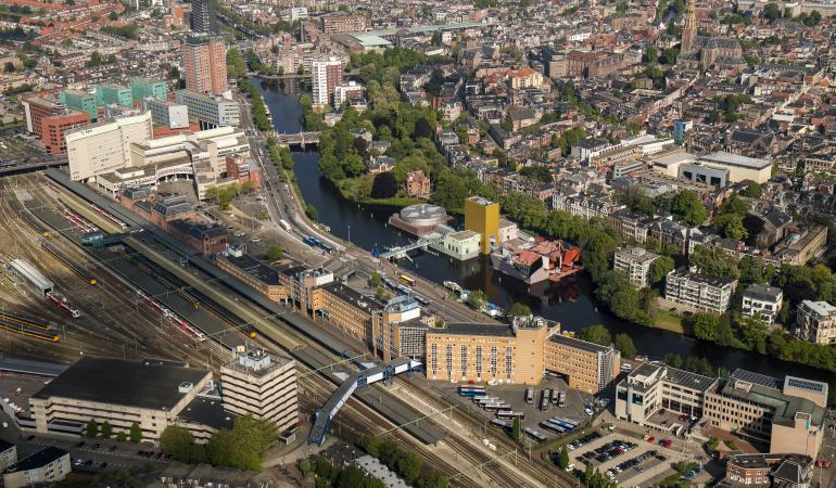 Luchtfoto Groningen Luchtfoto toont een deel van het spoor en water in de stad Groningen
