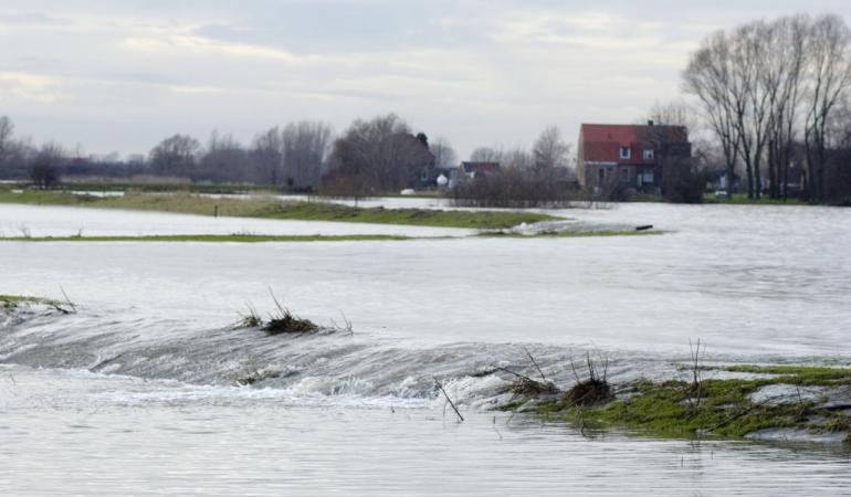 Overstroomde rivier Een overstroomde rivier door extreme regen