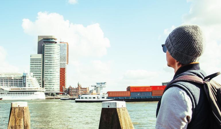 Man kijkt naar lucht in Rotterdam