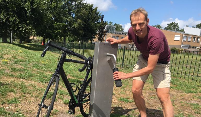 Leon van Diepen bij watertappunt