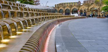 Watervalstructuur op een plein